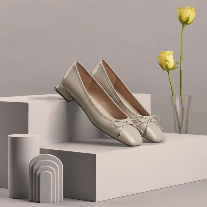 Ubree 15 Step Sand Patent Women Clarks Flats