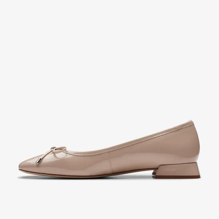 Ubree 15 Step Sand Patent Women Clarks Flats
